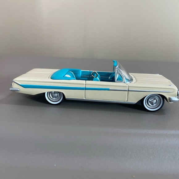Hallmark Keepsake Christmas Ornament 1961 Chevrolet Impala - Picture 2 of 3